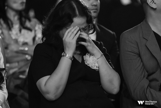 Không kìm được cảm xúc, nữ diễn viên múa vai mẹ bé Hải An khóc nức nở sau cánh gà sân khấu đêm Gala WeChoice Awards 2018 - Ảnh 6.