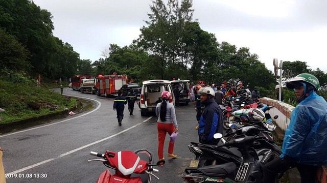 Xe khách rơi trên đèo Hải Vân, 21 sinh viên bị nạn - Ảnh 1.