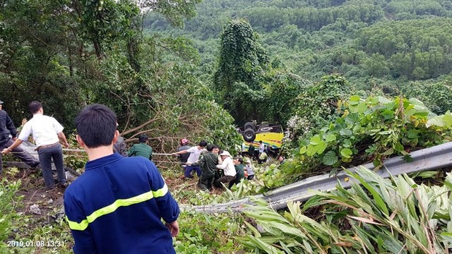 Xe khách rơi trên đèo Hải Vân, 21 sinh viên bị nạn - Ảnh 2.