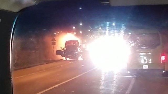 Xe cháy ngùn ngụt trên đường dẫn vào hầm Hải Vân - Ảnh 2.