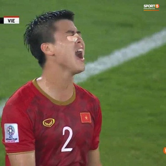 Những khoảnh khắc cầu thủ Việt Nam đổ máu trong trận thua Iraq - Ảnh 1.