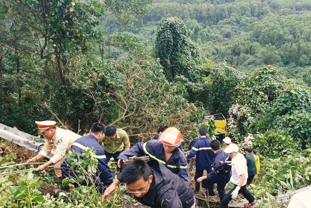 Người cứu 10 nạn nhân vụ xe khách lao xuống đèo Hải Vân: Nhiều em mắc kẹt trong xe gào khóc, kêu cứu thất thanh - Ảnh 5.