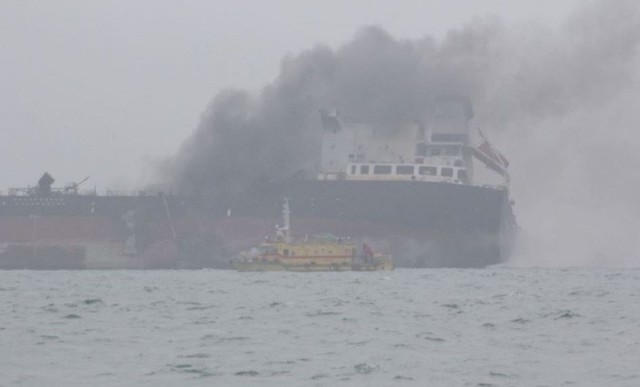  Cận cảnh tàu chở dầu treo cờ Việt Nam sau khi cháy ngùn ngụt ngoài khơi Hong Kong - Ảnh 6.