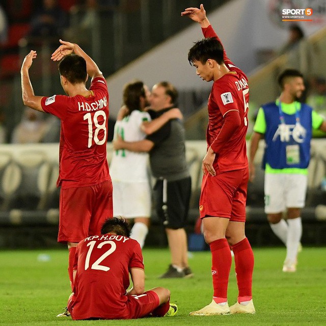 Những khoảnh khắc cầu thủ Việt Nam đổ máu trong trận thua Iraq - Ảnh 6.