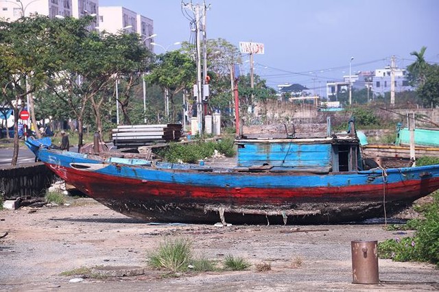Ngổn ngang nghĩa địa tàu cá xả bản ở Đà Nẵng - Ảnh 8.