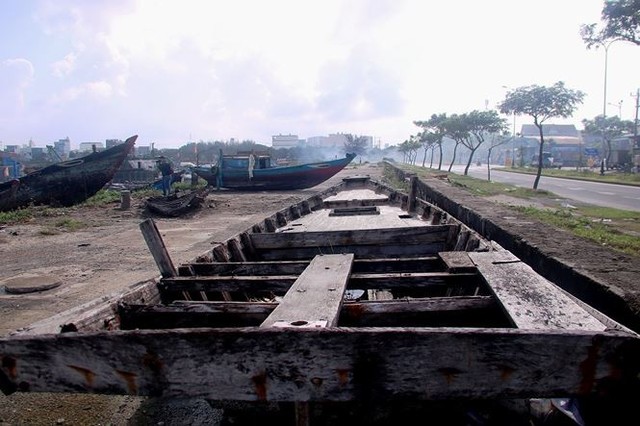 Ngổn ngang nghĩa địa tàu cá xả bản ở Đà Nẵng - Ảnh 10.