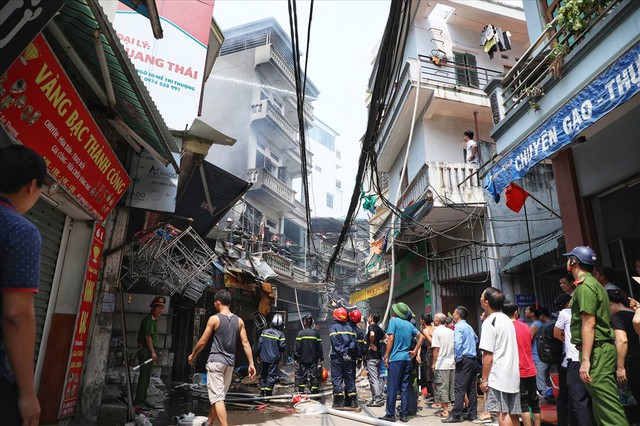 Hà Nội: Hiện trường cháy lớn tại xưởng chăn ga gối đệm Mễ Trì Thượng - Ảnh 2.