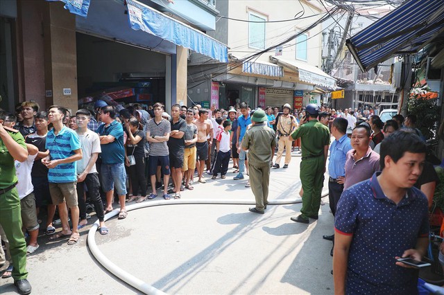 Hà Nội: Hiện trường cháy lớn tại xưởng chăn ga gối đệm Mễ Trì Thượng - Ảnh 5.