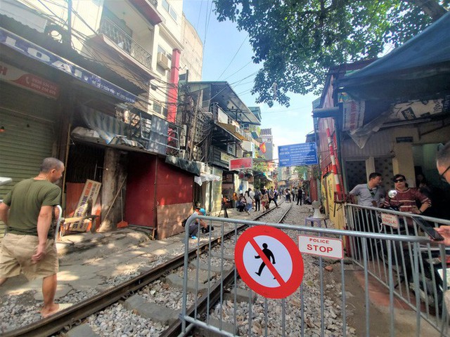 Phố cà phê đường tàu: Hàng quán đóng cửa, du khách không được vào khu vực đường tàu - Ảnh 1.
