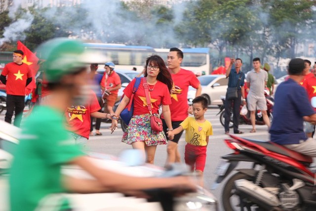 [ẢNH]: Cổ động viên Việt Nam đốt cháy Sân vận động Mỹ Đình trước giờ G - Ảnh 14.