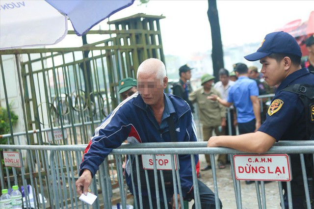 Bất cập ngày phát vé cho thương binh: Nhiều vé được tuồn cho phe vé chợ đen - Ảnh 10. Bất cập ngày phát vé cho thương binh: Nhiều vé được tuồn cho phe vé chợ đen - Ảnh 10.