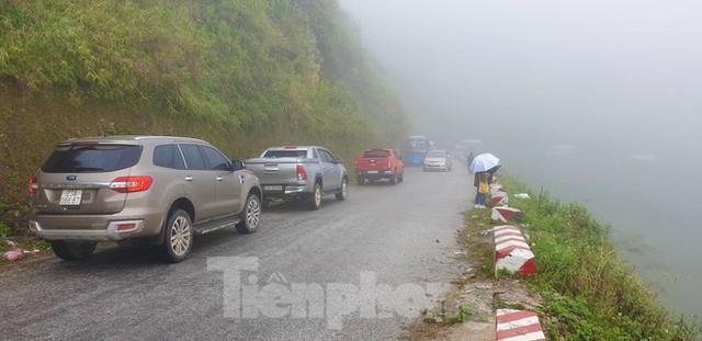 Du khách chen chân check in ở Panorama Mã Pì Lèng giữa ồn ào sai phạm - Ảnh 1.