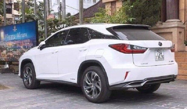 Bất minh cấp biển số VIP cho xe Lexus ở Huế: 2 công an bị đình chỉ là ai? - Ảnh 1.