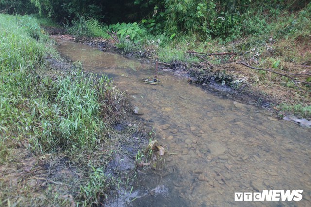 Ảnh: Cận cảnh con suối đen sì gần nhà máy nước sạch sông Đà bị đầu độc bởi dầu thải - Ảnh 1.