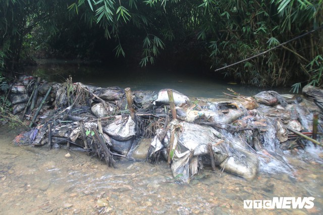 Ảnh: Cận cảnh con suối đen sì gần nhà máy nước sạch sông Đà bị đầu độc bởi dầu thải - Ảnh 2.