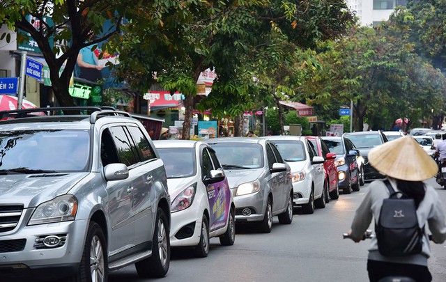 Tình trạng kẹt xe vào giờ tan tầm diễn ra hằng ngày ở khu Thảo Điền - Ảnh: Zing.vn