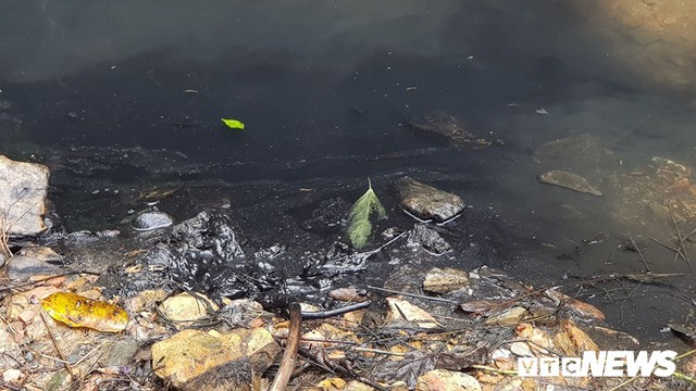 Ảnh: Cận cảnh con suối đen sì gần nhà máy nước sạch sông Đà bị đầu độc bởi dầu thải - Ảnh 8.