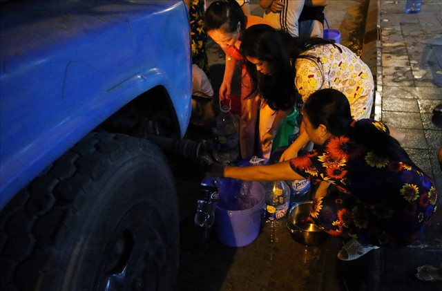 Dân Hà Nội xuyên đêm xếp hàng lấy nước sạch sau vụ nước sông Đà nhiễm dầu - Ảnh 11.