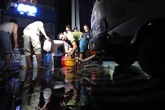 Dân Hà Nội xuyên đêm xếp hàng lấy nước sạch sau vụ nước sông Đà nhiễm dầu - Ảnh 3.
