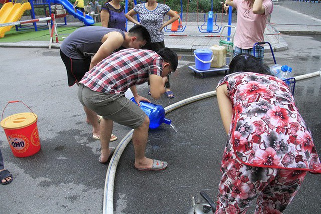 Cư dân chung cư HH Linh Đàm đổ bỏ nước cấp miễn phí vì có mùi tanh - Ảnh 4.