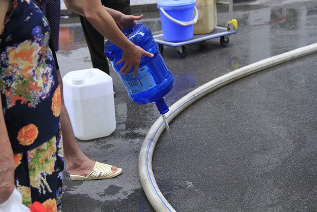 Cư dân chung cư HH Linh Đàm đổ bỏ nước cấp miễn phí vì có mùi tanh - Ảnh 5.