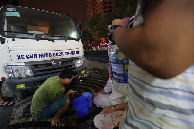 Dân Hà Nội xuyên đêm xếp hàng lấy nước sạch sau vụ nước sông Đà nhiễm dầu - Ảnh 6.