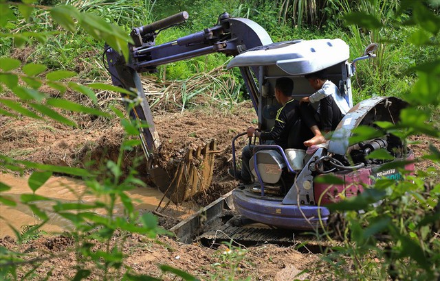 Hoà Bình: Cty nước Sông Đà chôn lấp cát lẫn dầu thải không đúng quy định - Ảnh 1.