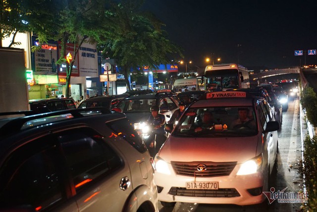 Cửa ngõ Tân Sơn Nhất tê liệt, ngàn ô tô dàn hàng kín đặc đường - Ảnh 6.