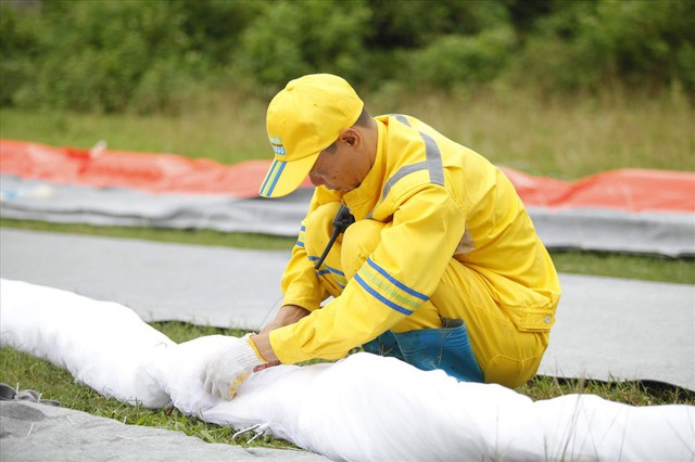 Cty nước Sông Đà lắp lưới lọc dầu sau 1 tuần xảy ra sự cố đổ trộm dầu thải - Ảnh 1.