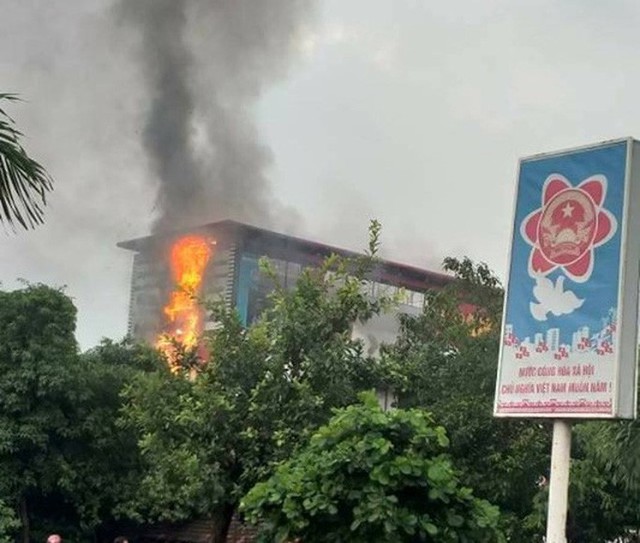  Cháy lớn ở siêu thị điện máy Dũng Loan, gây thiệt hại lớn  - Ảnh 2.