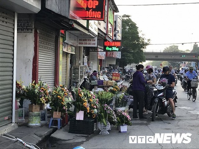 Ảnh: Những bóng hồng vất vả mưu sinh, chưa bao giờ được nhận quà 20/10 - Ảnh 1.