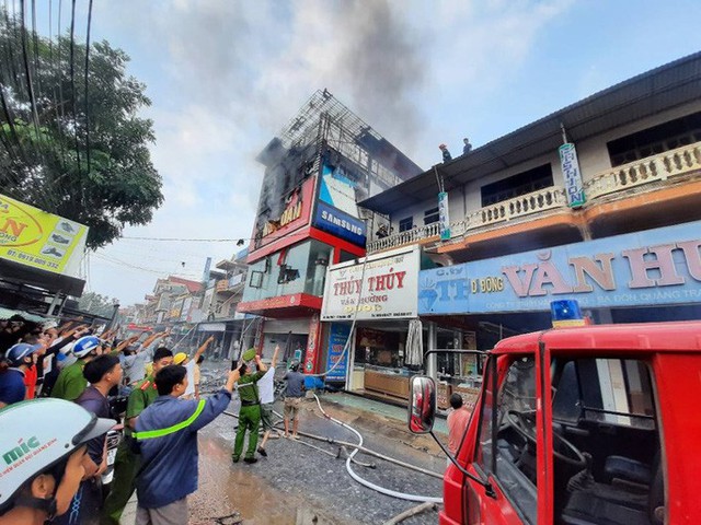  Cháy lớn ở siêu thị điện máy Dũng Loan, gây thiệt hại lớn  - Ảnh 4.