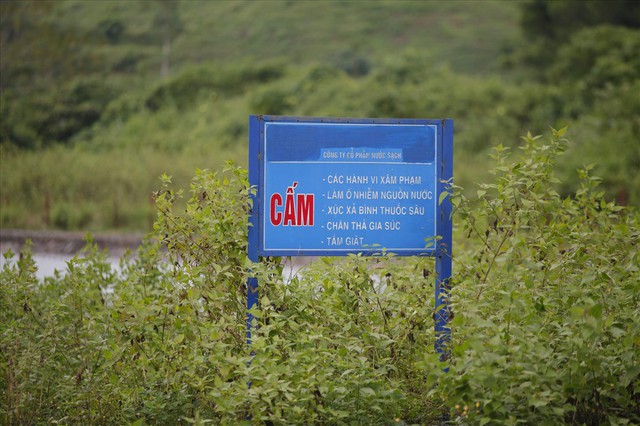 Cty nước Sông Đà lắp lưới lọc dầu sau 1 tuần xảy ra sự cố đổ trộm dầu thải - Ảnh 7.