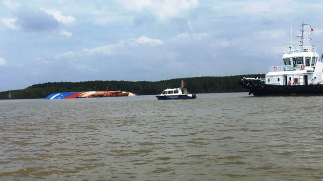 Cận cảnh cứu hộ tàu 8.000 tấn chìm trên sông Lòng Tàu - Ảnh 8.