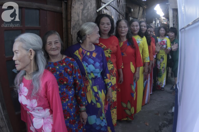 Nụ cười hạnh phúc của những người phụ nữ sống ở khu ổ chuột Hà Nội khi nhận món quà đặc biệt Ngày 20/10 - Ảnh 5.