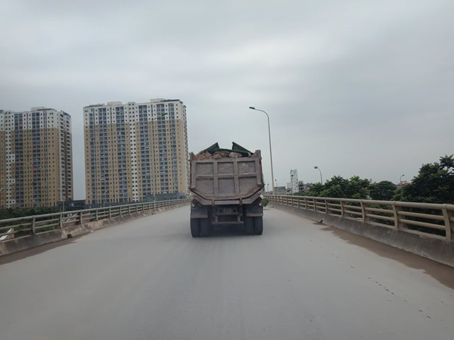 Núi rác thải xây dựng bao trùm tuyến đường đẹp nhất Hà Nội - Ảnh 1.