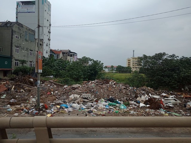 Núi rác thải xây dựng bao trùm tuyến đường đẹp nhất Hà Nội - Ảnh 4.