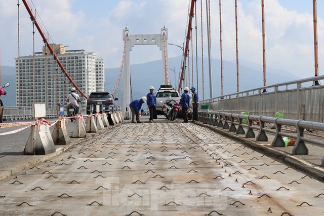 Cận cảnh cầu dây võng 1.000 tỷ dài nhất Việt Nam phải thay mặt đường - Ảnh 1.