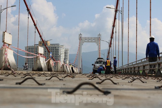 Cận cảnh cầu dây võng 1.000 tỷ dài nhất Việt Nam phải thay mặt đường - Ảnh 2.