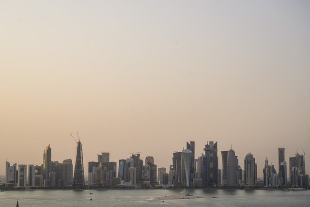 Đẳng cấp chơi trội: Trời nóng 50 độ C, Qatar lắp luôn điều hòa nhiệt độ khổng lồ ngoài trời để người dân thấy mát mẻ hơn - Ảnh 1.