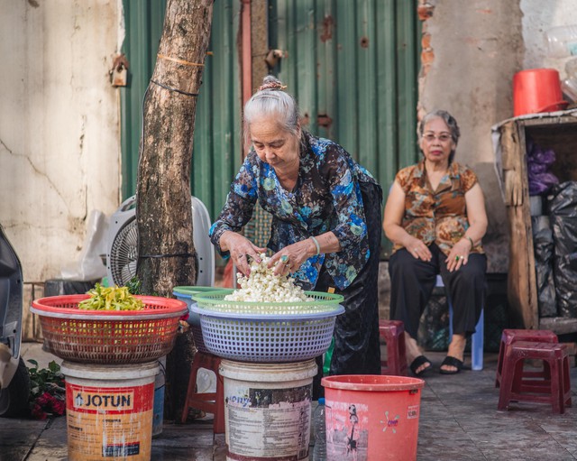 Triết lý sung sướng phụ nữ hiện đại nào cũng phải học từ cụ bà 81 tuổi bán hoa thơm 70 năm ở góc chợ Đồng Xuân - Ảnh 14.