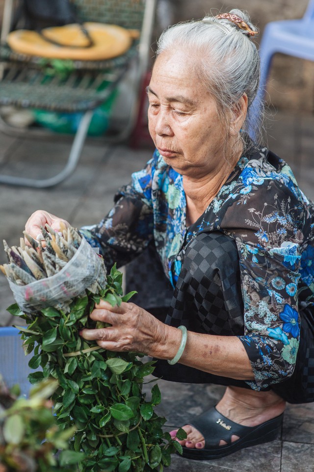 Triết lý sung sướng phụ nữ hiện đại nào cũng phải học từ cụ bà 81 tuổi bán hoa thơm 70 năm ở góc chợ Đồng Xuân - Ảnh 16.