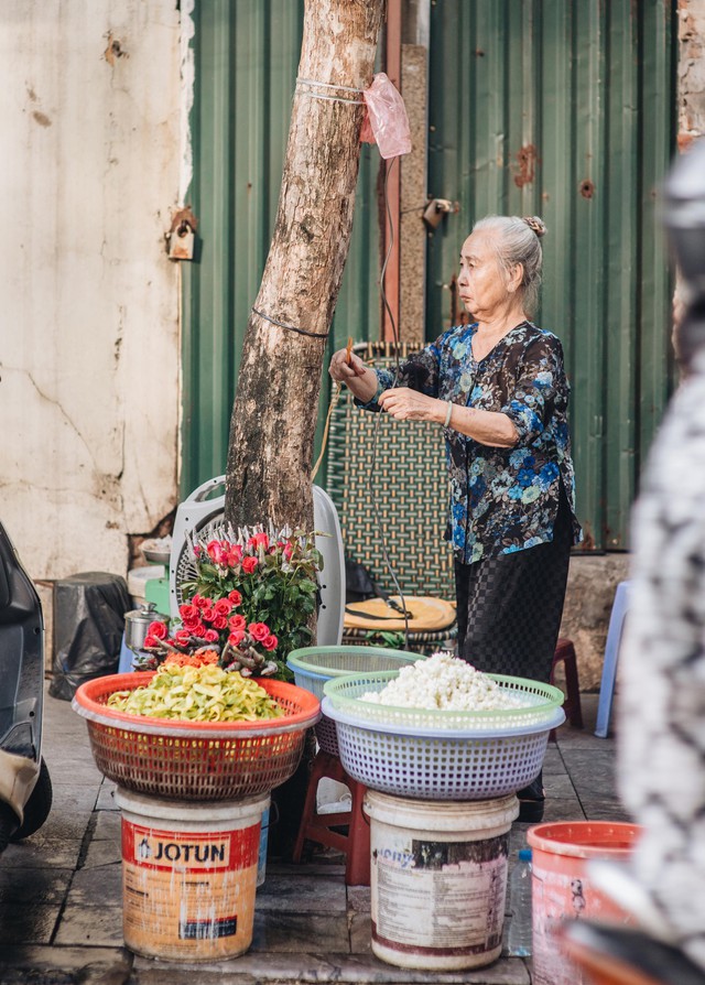 Triết lý sung sướng phụ nữ hiện đại nào cũng phải học từ cụ bà 81 tuổi bán hoa thơm 70 năm ở góc chợ Đồng Xuân - Ảnh 19.