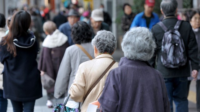 Góc kinh tế học: Dân số già hóa có thực sự là gánh nặng cho nền kinh tế? - Ảnh 1.