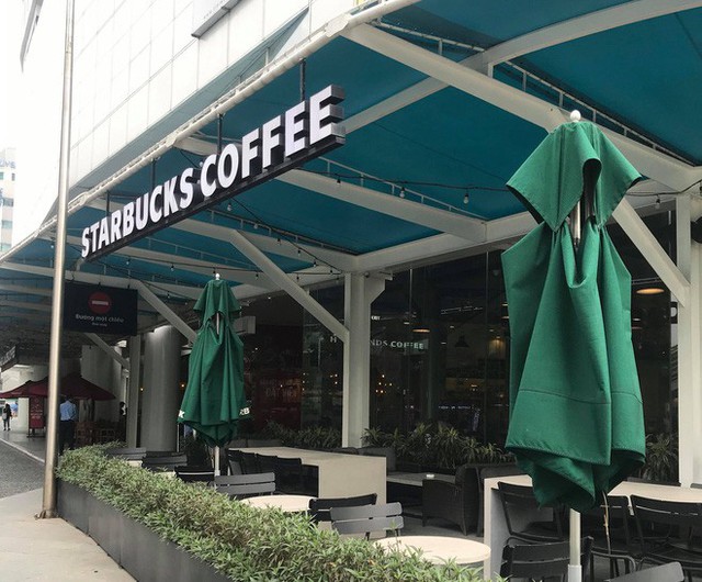 Sau sự cố nước dính dầu thải, các cửa hàng của Starbucks đồng loạt mở cửa trở lại - Ảnh 2.