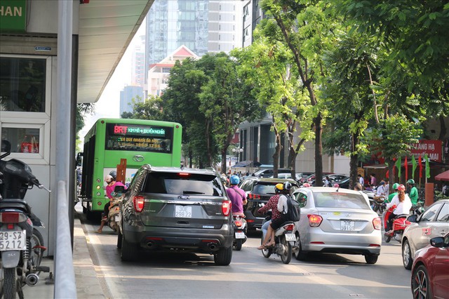 Nhiều phương tiện chen lấn, buýt nhanh BRT “rùa bò” trên làn dành riêng - Ảnh 4.