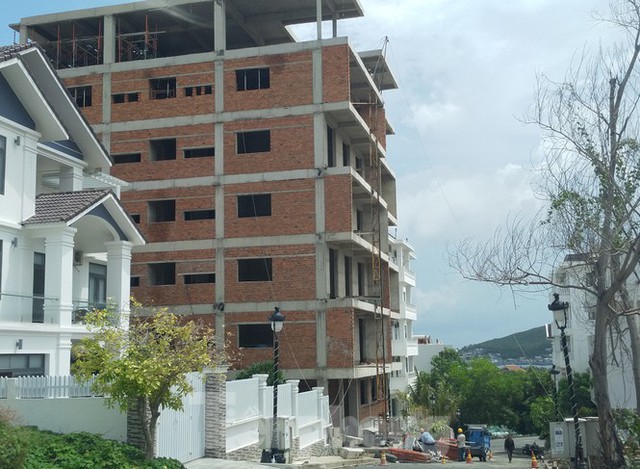 Bất chấp bị cưỡng chế, khu biệt thự Ocean View Nha Trang vẫn vô tư xây dựng - Ảnh 1.