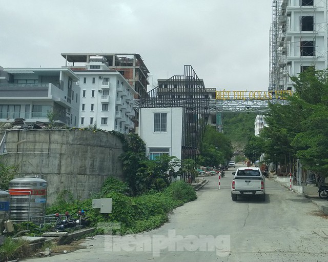 Bất chấp bị cưỡng chế, khu biệt thự Ocean View Nha Trang vẫn vô tư xây dựng - Ảnh 4.