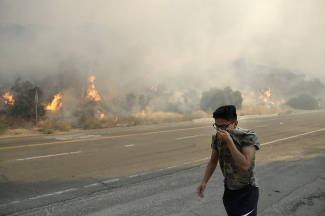 Hàng trăm căn nhà ở California bị thiêu rụi do cháy rừng - Ảnh 2.