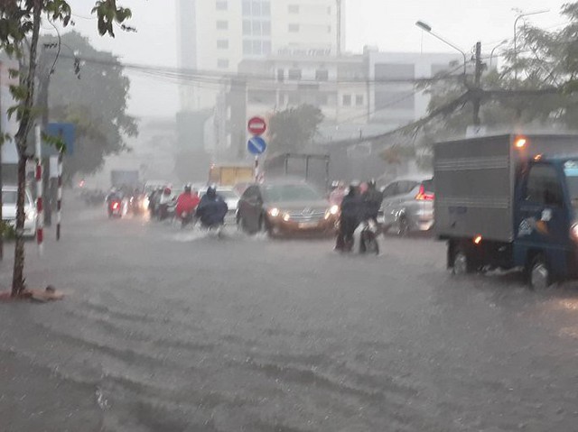 Ảnh: Đường phố Cần Thơ biến thành sông sau mưa lớn, dân bì bõm dắt xe về nhà - Ảnh 1.